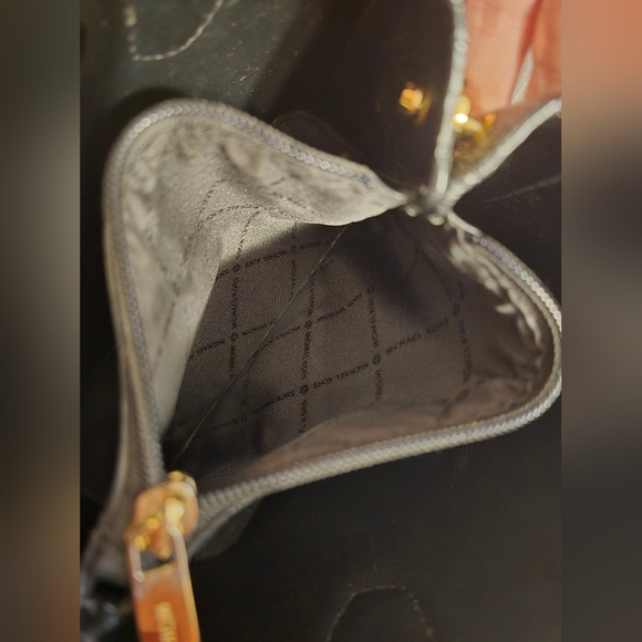 Michael Kors Adele Messenger - Picture 8 of 9